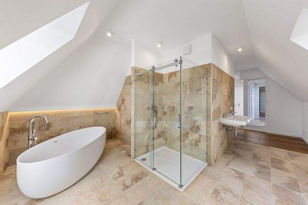 Nicht nur das Bad en suite überzeugt mit der freistehenden Badewanne ...