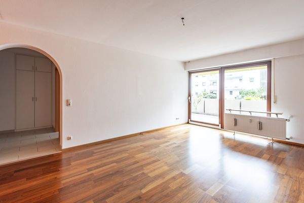 Helles Wohnzimmer mit angrenzender Diele und Zugang zur Terrasse