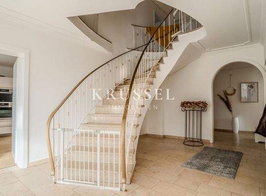 Der repräsentative Eingangsbereich...