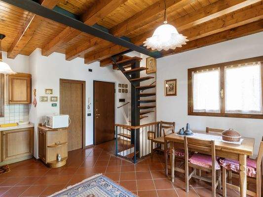 Esszimmer mit Treppe.jpg
