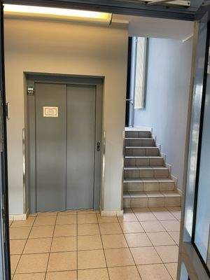 Aufzug und Treppenhaus