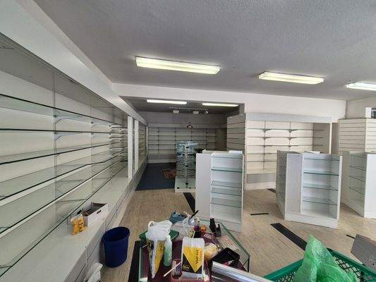 Verkaufsraum mit Vitrinen