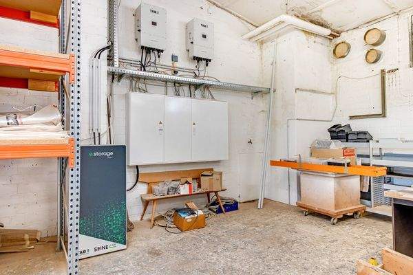 Lagerhalle-Schreinerei Speicher PV Analge