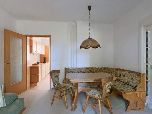 Esstisch vor der Küche