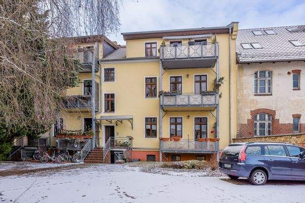 Rückansicht mit Stellplatz