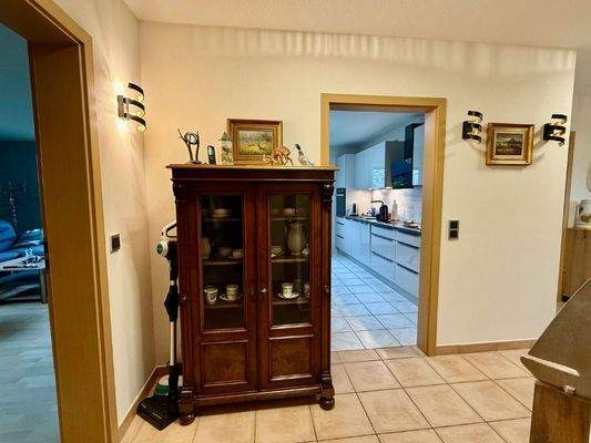 Flur mit Blick zur Küche und Wohnzimmer