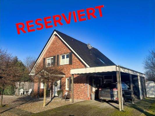 Strassenansicht mit Carport