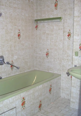 Bad mit Wanne, Waschtisch, Spiegel und WC