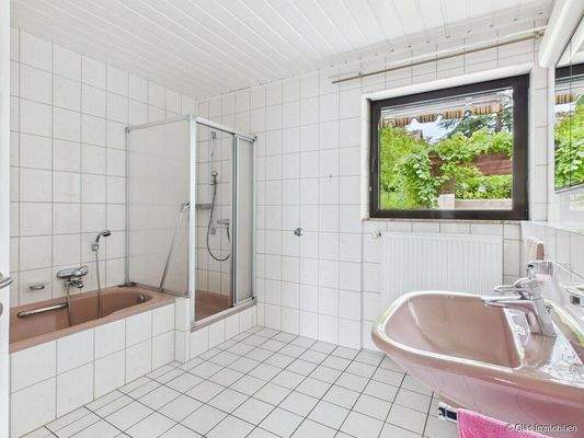 Bad mit Dusche und Wanne im EG