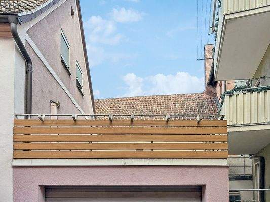 Große Terrasse mit Potential