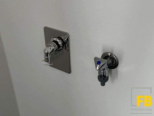 Waschmaschinen-/Trockneranschluss im Duschbad