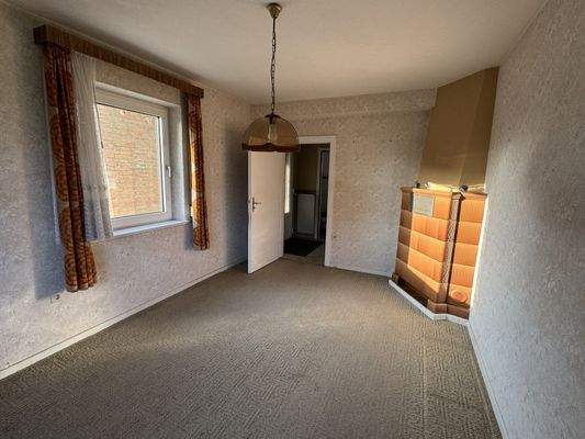 Esszimmer mit Kachelofen