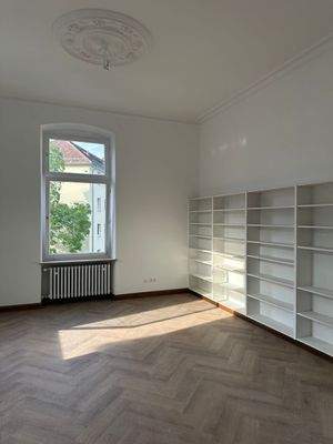 Helles Zimmer mit Regal