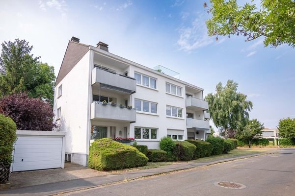 Rückansicht Mehrfamilienhaus mit Hauptbalkonen