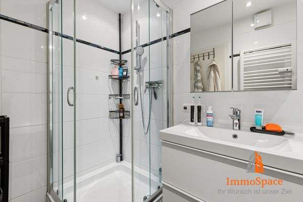 Zusätzliche Dusche im Badezimmer