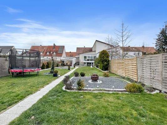 Blick vom Garten zum Haus