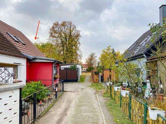 Straße am Objekt vorbei zum Friedhof