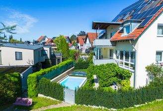 Pool und Garten mit eigener Gartentür, PV-Anlage auf dem Dach