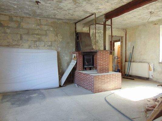 Wohnzimmer mit Kamin, entkernt