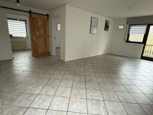 Wohn-/Esszimmer mit Zugang zum Balkon EG