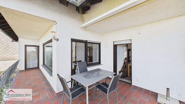 Balkon mit elektr. Markise