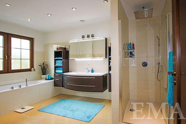 Bad mit Badewanne und Dusche