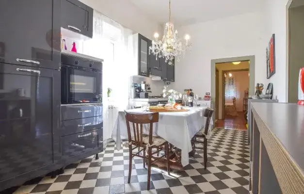 Eine moderne Wohnküche...