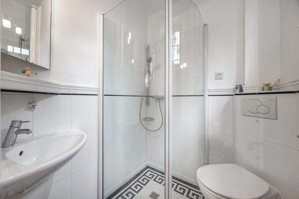 und Gäste-WC mit Dusche