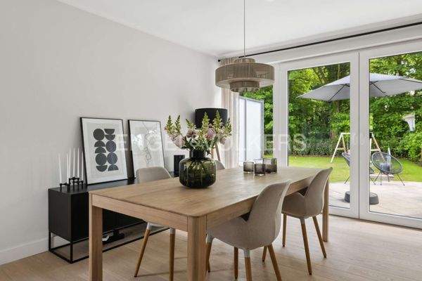 Esszimmer mit Blick auf die Terrasse