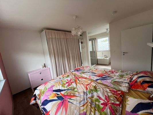 OG: Schlafzimmer mit Bad en Suite - ein Hauch von Luxus