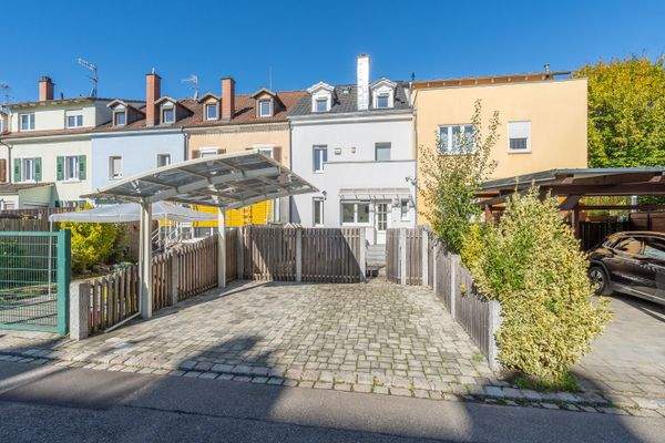Vorplatz mit Carport
