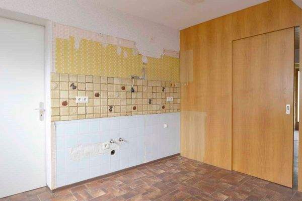 Küche im Erdgeschoss - Schiebetür Richtung Flur - Tür links Eingang Esszimmer