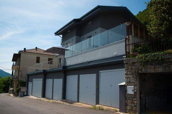 Blick auf das Haus von der Straße.jpg