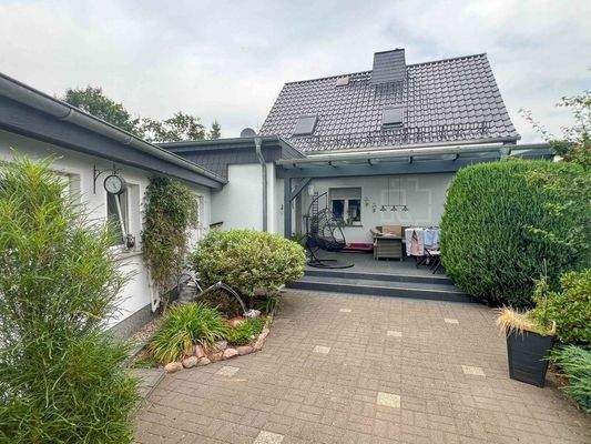 Rückseite mit überdachter Terrasse