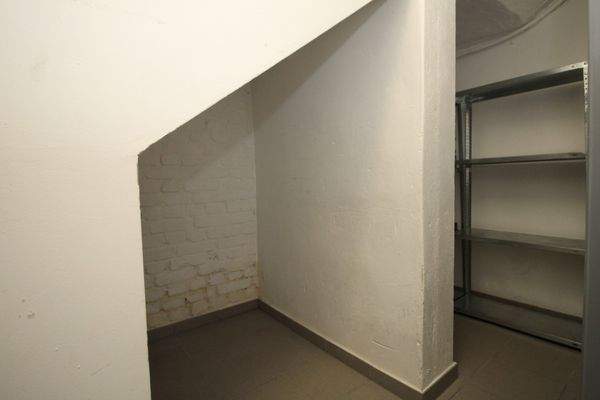 KELLERABTEIL: UNEINSEHBAR + ABSCHLIESSBAR, DIREKT AM HAUSEINGANG