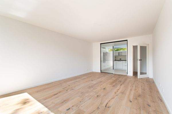 Lichtdurchflutetes Wohnzimmer mit Zugang zur Terrasse und zum eigenen Garten