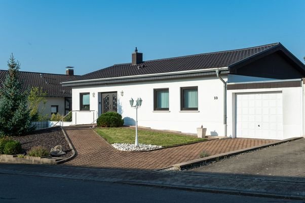 Ansicht von vorne mit Garage und Zufahrt zur ELW 