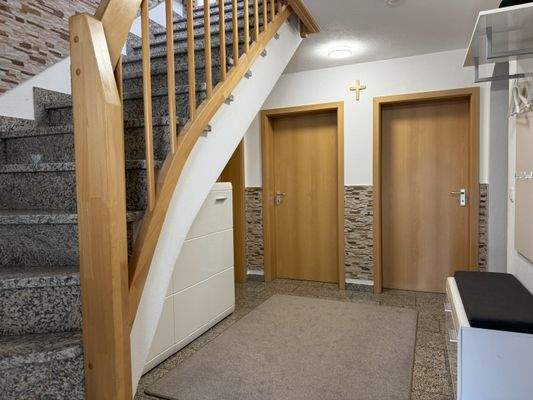 Flur mit Treppe vom EG ins 1.OG