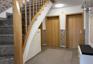 Flur mit Treppe vom EG ins 1.OG