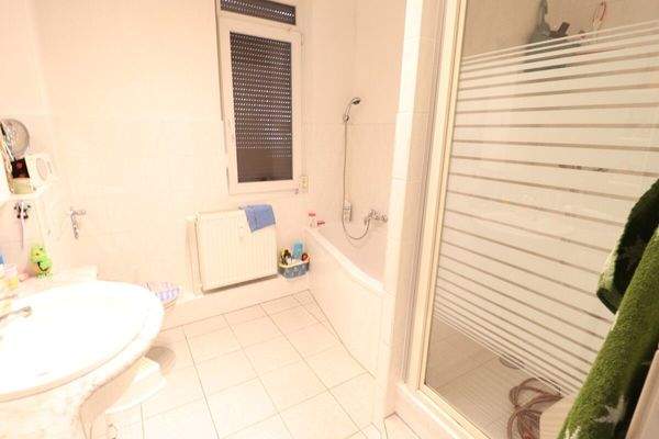 EG Wohnung 1 Bad mit Wanne u. Dusche