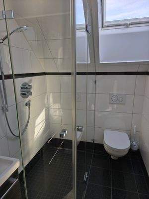 Dusche u. Toilette in der Einliegerwohnung.jpg