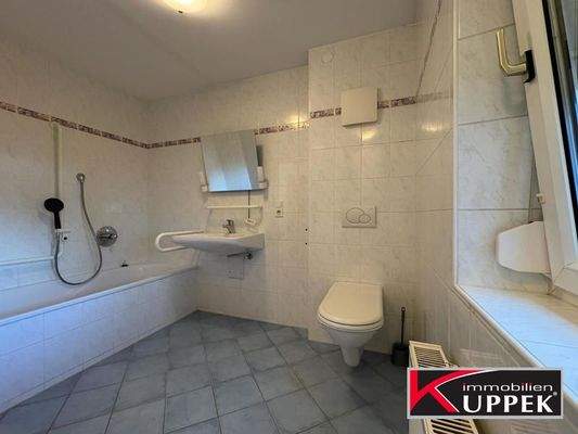 Bad mit Wanne - WC - Gastherme