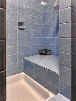 Vorderhaus: Badezimmer mit Dusche