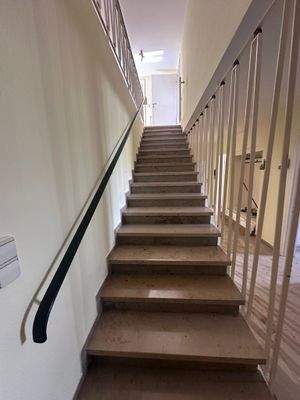 Treppe zum OG-Wohnen