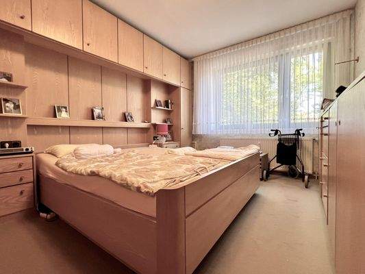 Großzügiges Schlafzimmer