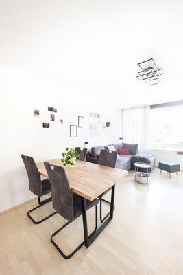 Heller Wohn- und Essbereich