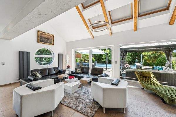 Wohnzimmer mit Terrassenzugang zum Pool