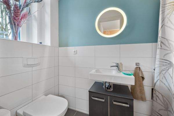 geräumiges Gäste-WC