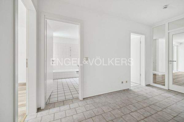 Flur mit Blick auf Bad und Küche