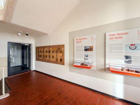 Hauseingang mit musealem Rundgang